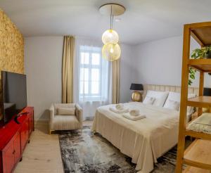Uma cama ou camas num quarto em Apartmány U Devíti Lvů