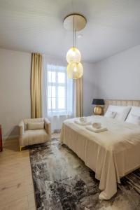 Uma cama ou camas num quarto em Apartmány U Devíti Lvů