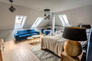 Uma cama ou camas num quarto em Apartmány U Devíti Lvů
