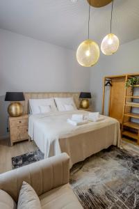 Uma cama ou camas num quarto em Apartmány U Devíti Lvů
