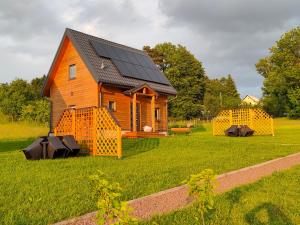 una casa con pannelli solari in un campo di AB Domki Pstrążna a Kudowa-Zdrój