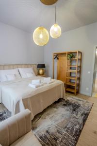 Uma cama ou camas num quarto em Apartmány U Devíti Lvů