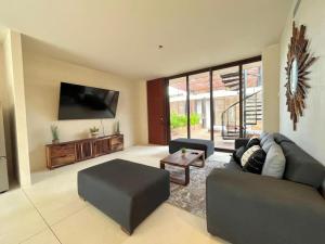 TV a/nebo společenská místnost v ubytování Tulum Vibe - Stylish 2BR PH with Private Pool