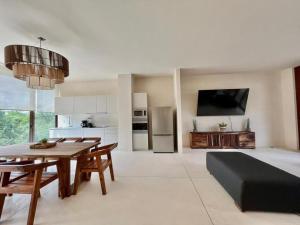 TV a/nebo společenská místnost v ubytování Tulum Vibe - Stylish 2BR PH with Private Pool + 32 fotografií