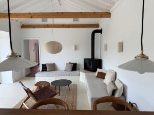 ein Wohnzimmer mit Couch und Kamin in der Unterkunft Quinta dos Maracujás in Conceição