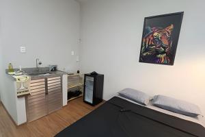 een keuken met een schilderij van een tijger aan de muur bij Studio Prime - Centro Niterói 704 (Sem Ar) in Niterói +40 foto's