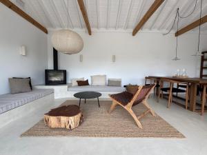 ein Wohnzimmer mit Sofa und Tisch in der Unterkunft Quinta dos Maracujás in Conceição