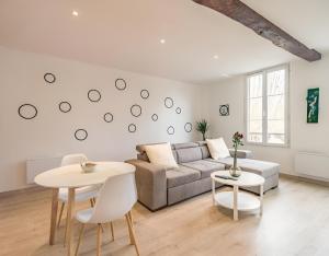 a living room with a couch and a table at Balnéo hyper centre, Calme, Equipé, Proche gare, Wifi in Troyes