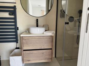 ein Badezimmer mit Waschbecken und Spiegel in der Unterkunft Quinta dos Maracujás in Conceição + 21 Fotos