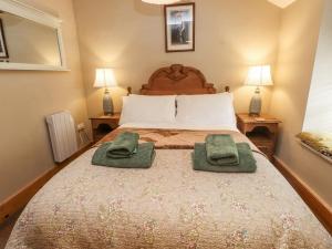 Postel nebo postele na pokoji v ubytování Copper Miners Cottage