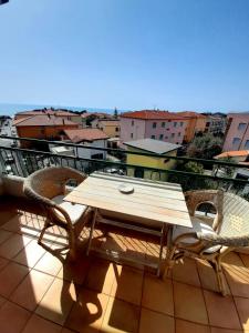 a wooden table and two chairs on a balcony at Vista bella in Castiglione della Pescaia