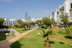 a view of a park with trees and buildings at Magnifique studio cosy et lumineux avec vue sur mer in Tamaris