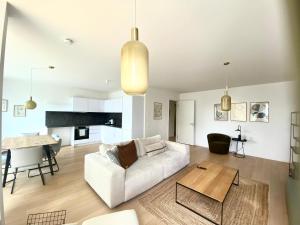 un soggiorno con un divano bianco e un tavolo di Nova Sky a Berlino