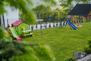 Chaty pod Pilskiem - sauna i jacuzzi w cenie的儿童游玩区
