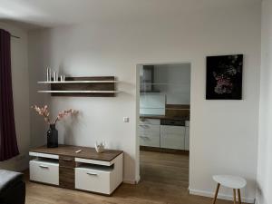 a living room with a table and a kitchen at Ferienwohnung Helene in Gotha