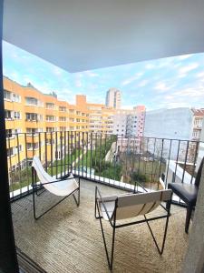 balcone con 2 sedie e vista sulla città di Nova Sky a Berlino