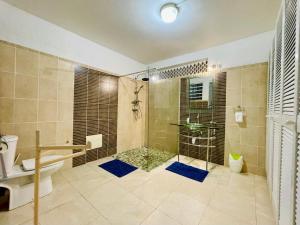 Bilik mandi di F2 Stay in Cluny