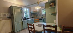 una cucina con tavolo e sala da pranzo di Gîte du Chaudron a Blanot