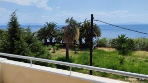 Blick auf das Meer vom Balkon eines Hauses in der Unterkunft Almiva in Panagioúda