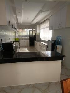 Kuchyň nebo kuchyňský kout v ubytování Happy fully furnished apartment