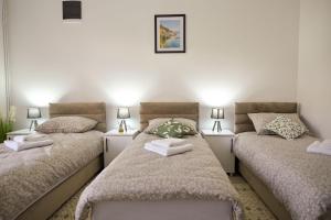 a bedroom with two twin beds and two lamps at Apartmani kod kumašina in Kuršumlija