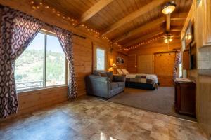 マウント・カーメルにあるThe Park Cabin at Mount Carmel Motel and RV Parkの部屋にソファとベッドがあるリビングルーム