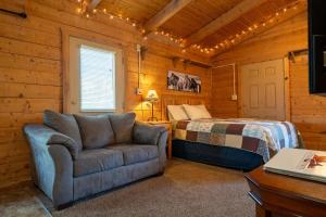 マウント・カーメルにあるThe Park Cabin at Mount Carmel Motel and RV Parkのリビングルーム(ソファ付)、キャビン内のベッド1台