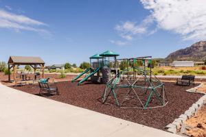 Area giochi per bambini di Ruby Red Tiny Home
