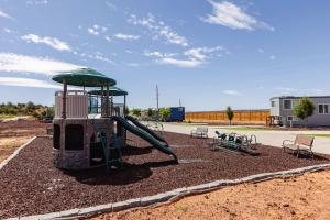 Area giochi per bambini di Ruby Red Tiny Home