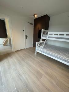 Tempat tidur dalam kamar di Manteka Logies