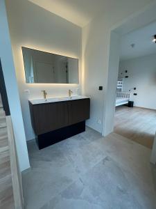Kamar mandi di Manteka Logies