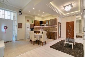 Kuchyň nebo kuchyňský kout v ubytování Ultra Central Stay 2BDRM