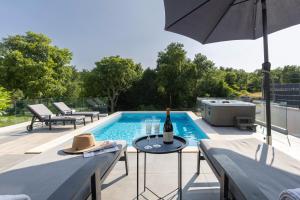 ラビンにあるVilla LULU with heated pool, sauna & hot tubのギャラリーの写真