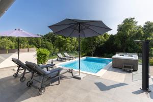 ラビンにあるVilla LULU with heated pool, sauna & hot tubのギャラリーの写真