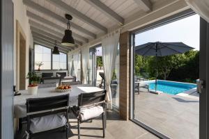 ラビンにあるVilla LULU with heated pool, sauna & hot tubのギャラリーの写真 +24枚の写真