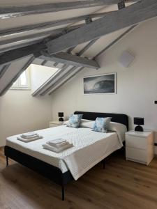 a bedroom with a large bed in an attic at Accogliente Mansarda Vicino al Mare in Savona
