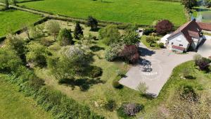 vista sul giardino con tavolo da picnic di Gîte du Chaudron a Blanot