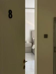 eine Tür mit einer Uhr über einem Zimmer in der Unterkunft Irm Studio in Quai