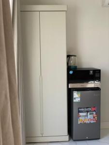 ein weißer Schrank in einer Küche neben einem Kühlschrank in der Unterkunft Irm Studio in Quai