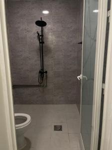 ein Badezimmer mit Dusche und Toilette in der Unterkunft Irm Studio in Quai + 4 Fotos