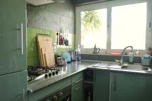 a kitchen with a stove and a sink and a window at Tranquilidad y Naturaleza. Entre Volcanes y Mar in Presillas Bajas