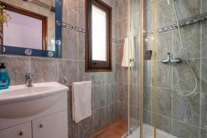 a bathroom with a shower and a sink at Casa Saona En Riumar ( a 100m de la playa ) in Riumar