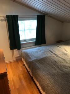 En eller flere senge i et værelse på Branäs med vedeldad badtunna