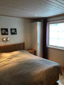 En eller flere senge i et værelse på Branäs med vedeldad badtunna