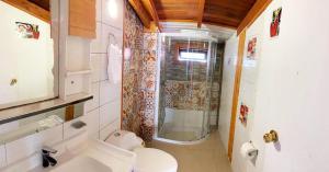 Koupelna v ubytování Cabañas y Hostal Isla Mágica