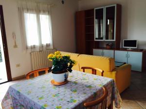 Televízia a/alebo spoločenská miestnosť v ubytovaní Residence Olbia