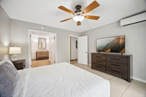 Ένα ή περισσότερα κρεβάτια σε δωμάτιο στο Modern 1BR Kamahana Condo with Tropical Breezes, Pool +10 φωτογραφίες
