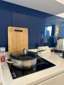eine Pfanne auf einem Herd in einer Küche in der Unterkunft BEST VIEW APARTMENTS ORBI CITY D1 BLOCk in Batumi + 31 Fotos