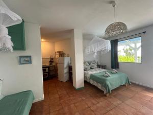 una camera con letto e una cucina con finestra di TI coin de paradis Frangipanier a Le Diamant