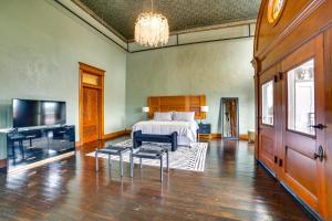 une chambre avec un lit et une télévision à écran plat dans l'établissement Stylish Private Balcony Downtown Marshall Studio!, à Marshall